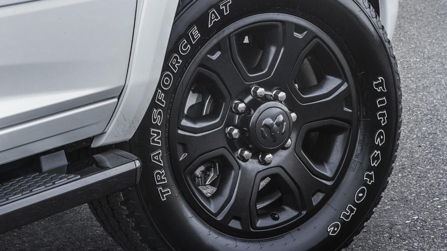 Колеса Dodge Ram 3500 Sport Night Crew Cab 2017 года  (фото 2 из 9)